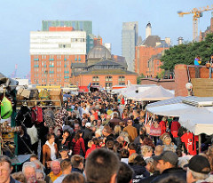 Der Hamburger Fischmarkt ist Sonntag Morgens gut besucht - entlang des Weges sind Marktstände aufgestellt - Blick zur Grossen Elbstrasse in dem Hamburger STadtteil Altona-Altstadt.