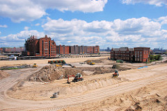 Vorbereitung der Baufläche für die Entstehung des Überseequartiers - rechts die unter Denkmalschutz stehenden Gebäude des Amt für Strom  und Hafenbau und in der Bildemitte der Kaispeicher B, das Maritime Museum am Mageburger Hafen. 2007