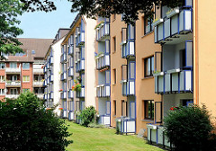 Neubauten mit farbiger Fassade - Balkons; Wohnblocks in Hamburg Rönneburg.