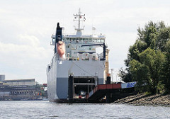 RoRo Schiff am Anleger Rethe-Ufer, Autos werden entladen und fahren auf der Rampe aus dem Frachtschiff. Hafenbilder aus Hamburg Wilhelmsburg.