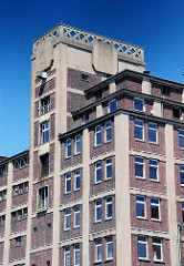 Architekturgeschichte im Hamburger Hafen - Fassade eines Gewerbegebäudes auf der Peute in Hamburg Veddel.