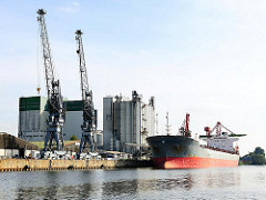 Kräne und ein Frachtschiff im Reiherstieg von Hamburg Wilhelmsburg - Bilder aus den Stadtteilen Hamburgs.