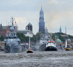 Auslaufparade Hafengeburtgstag Hamburg - Kriegsschiffe und Segelboote.