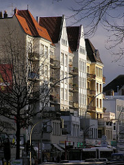 Hamburger Gründerzeit Architektur in der Abendsonne. Mehrstöckige Wohnhäuser in der Eimsbüttler Osterstrasse.