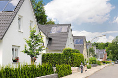 Neubaugebiet am Immenhorstweg in Hamburg Bergstedt - Einzelhäuser mit Spitzdach und Solaranlage auf dem Dach.