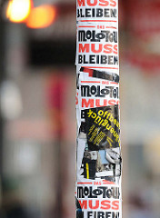 Aufkleber Molotow muss bleiben - Laternenpfahl Spielbudenplatz, Hamburg St. Pauli.