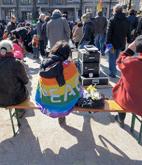 Abschlusskundgebung vom Hamburger Ostermarsch auf dem Carl von Ossietzky Platz in Hamburg St. Georg.