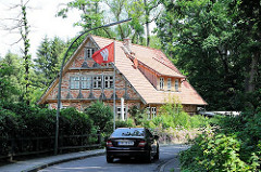 Fachwerkgebäude mit Ziegeln eingedeckt - Hamburg Fahne im Vorgarten. Bilder aus dem Stadtteil Hamburg Rönneburg.