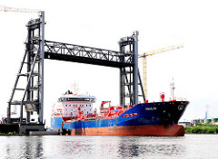 Für das Tankschiff ICDAS 09 wird die Rethehubbrücke angehoben - der 150m lange Tanker fährt hindurch - Fotos aus dem Hafengebiet von Hamburg Wilhelmsburg.