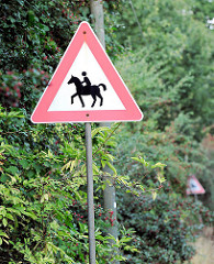 Hinweisschild Achtung Reiter - Pferd mit Reiter; Bilder aus dem Hamburger Stadtteil Osdorf