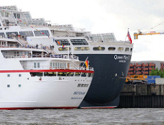 Hecks der Kreuzfahrtschiffe DEUTSCHLAND und QUEEN MARY 2 im Hamburger Hafen.