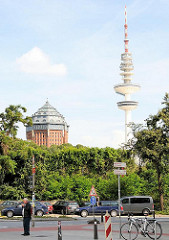 Blick zum Schanzenpark im Hamburger Stadtteil Sternschanze - Hotelgebäude im Wasserturm - Hamburger Fernsehturm.