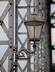 historische Laterne - Brückenkonstruktion der Harburger Elbbrücken.