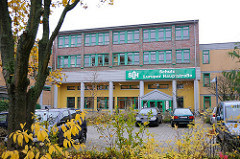 Schulgebäude Schule Luruper Hauptstrasse - SLH; Eingang und Parkplatz.