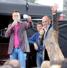 Corny Littmann und Ulf Ansorge beim Kiez-Konzert für die Flutopfer auf dem Hamburger Spielbudenplatz.
