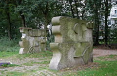 Steinskulpturen - Kunst im öffentlichen Raum, Grünanlage Osdorfer Born.