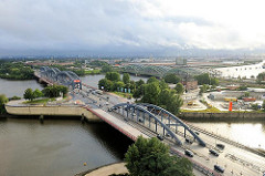 Norderelbbrücken und Freihafenelbbrücken über die Elbe; Blick von Hamburg Rothenburgsort zur Veddel und dem Kleinen Grasbrook.