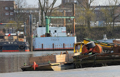 Schiffe im Moldauhafen am Dresdener Ufer - Wohnblocks der Veddel.