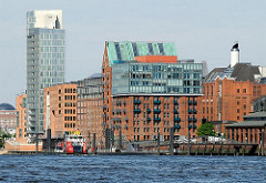 Panorama historischer und moderner Gebäude am Hafenrand von Hamburg Altona  - Architektur in der Grossen Elbstrasse.