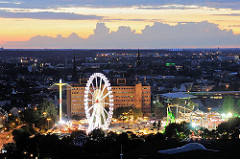 Dom auf dem Heiligengeistfeld - Jahrmarkt in Hamburg - Bilder aus Hamburg St. Pauli - Riesenrad und Lichterglanz - Wolken am Abendhimmel.
