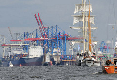 Schiffsverkehr auf der Elbe - Segelschiffe im Hafen Hamburgs - Containerbrücken Terminal Burchardkai.