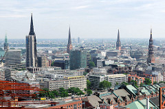 Türme der Hansestadt Hamburg - lks. der Turm vom Hamburger Rathaus, daneben der eingerüstete Turm der St. Nikolaikirche - daneben St. Petri, St. Jacobi und St. Katharinen.