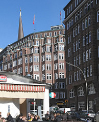 Hamburgs Kontorhausviertel - expressionistische Klinkerarchitektur - Montanhof - Restaurant.