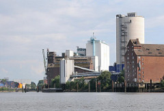 Industriegebäude, Silos am Reiherstieg; Hohe Schaar in Hamburg Wilhelmsburg.