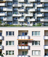 Architektur in Hamburg - Bilder von der Hamburger Grosssiedlung Osdorfer Born - Balkons in der Sonne.