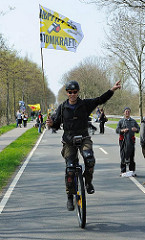 "Abpfiff gegen Atomkraft" Einradfahrer
