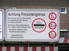 Hinweisschild Achtung Freizonengrenze am Alten Elbtunnel im Hamburger Freihafen - Zoll Douane.