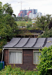 Kleingartenlaube im Schrebergarten AM RADELAND - dahinter der Bostelbeker Deich und die Baustelle des Kohlekraftwerk Moorburg.
