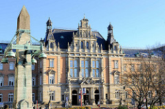 Blick zum Hamburger Strafjustizgebäude am Sievekingplatz; erbaut 1879 -82; Architekt der damalige Oberbaudirektor Carl - Zimmermann.