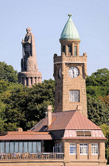 Pegelturm / Uhrturm der St. Pauli Landungsbrücken - im Hintergrund das Hamburger Bismarckdenkmal.