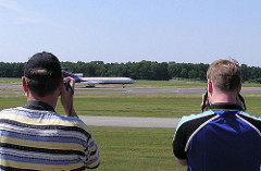 Planespotter mit Kamera Fuhlsbüttler Flughafen.
