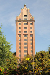 Frontansicht des Stellinger Wasserturms - Umbau zum Wohngebäude.