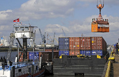 Containerverladung Hafenkran auf Transportschute - Schiffsbeladung mit Kran - Schubschiff mit hochgefahrenem Führerhaus - Hansahafen, Oswaldkai - Kleiner Grasbrook.