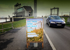 Veranstaltungsankündigung / PLakat "Die Tage sind gezählt" - Abriss des Zollzauns am Spreehafen - 12. Januar 2013 - im Hintergrund die Schleuse zum Ernst August Kanal.