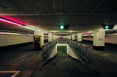 Renovierte Tiefgarage unter dem Spielbudenplatz in Hamburg St. Pauli 2006; ehem. Tiefbunker, erbaut 1940 für 5000 Menschen - nach dem Krieg Umbau zur Garage für 430 Stellplätzen.