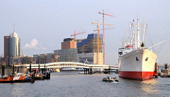 Blick über die Überseebrücke zum Büroturm am Kehrwieder und der Baustelle am Kaispeicher A (2009); rechts das Museumsschiff CAP SAN DIEGO.