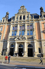 Eingang Hamburger Strafjustizgebäude am Sievekingplatz; erbaut 1879 -82; Architekt der damalige Oberbaudirektor Carl - Zimmermann.