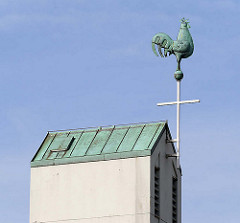 Wetterhahn aus Kupfer auf dem Dach des Kirchturms der Tonndorfer St. Agnes Kirche.