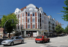 Jugendstilarchitektur - Wohngebäude in Hamburg Wilhelmsburg - Strassenverkehr in der Wilhelmsburger Veringstrasse.