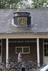 Eingang Ohlsdorfer Freibad - Uhr im Giebelturm.