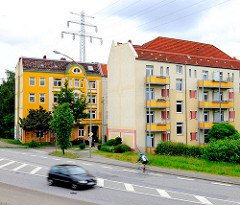 Gründerzeitliche und moderne Wohnblocks in Hamburg Wilhelmsburg am Reiherstieg Hauptdeich.