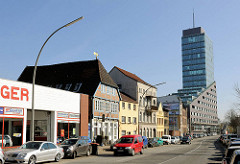 Gewerbegebäude, historische Architektur und der Channeltower in Hamburg Harburg.