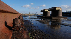 Poller und Gleise eines Hafenkrans - Baakenhafen, Stadtteil Hafencity Hamburg-Mitte.