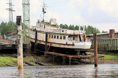 Schiffswerft am Ufer des Wilhelmsburger Reiherstiegs - ein ostdeutsches Fahrgastschiff wird restauriert.