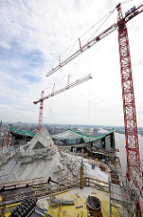 Baustelle der Elbphilharmonie - Blick auf das Dach vom zukünftigen Hamburger Konzerthaus - hohe Baukräne.