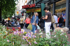 Mercado in der Ottenser Hauptstrasse. Blumenverkauf auf der Strassen.